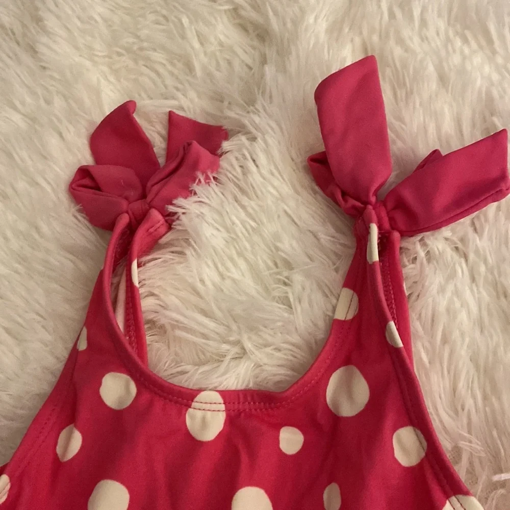Toddler’s adorable swim suit!